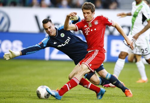 Muller îl driblează pe portarul Benaglio și deschide seria de 5 goluri a bavarezilor la Wolfsburg // Guliver/GettyImages