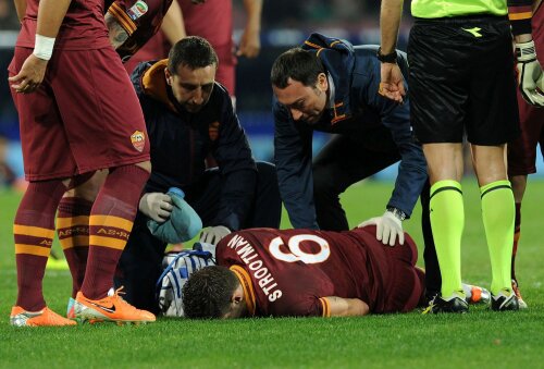 Frînt de durere, Strootman plînge cu fața în gazon. Nu mai poate ajuta nici Roma, pentru care a dat 6 goluri și 6 assisturi // Foto: Guliver/GettyImages