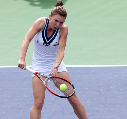 Simona Halep a venit de puţine ori la fileu, dar atunci cînd a făcut-o a reuşit punctul // Foto: MediafaxFoto/AFP