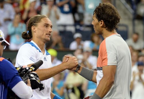 Dolgopolov (stînga) şi Nadal la finalul meciului // Foto: Reuters