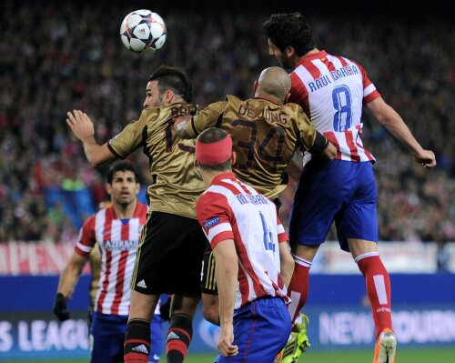 Raul Garcia a desprins-o decisiv la 3-1 pe Atletico, finalizînd letal dintre De Jong și Adil Rami // Foto: Reuters