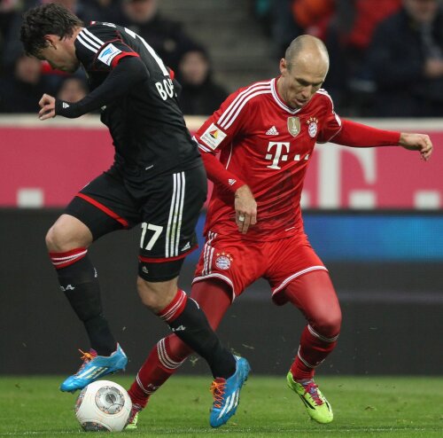 Robben (dreapta) şi Pep se luptă doar cu recordurile în Bundesliga, Bayern avînd 23 de puncte avans // Foto: Reuters