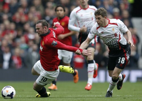 Rooney, aici ținut de Flanagan, n-a mișcat contra lui Liverpool