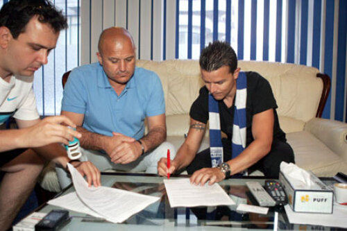 Vlad Roșca (stînga) l-a asistat pe Mititelu în 2010 la semnarea contractului cu bulgarul Gargorov