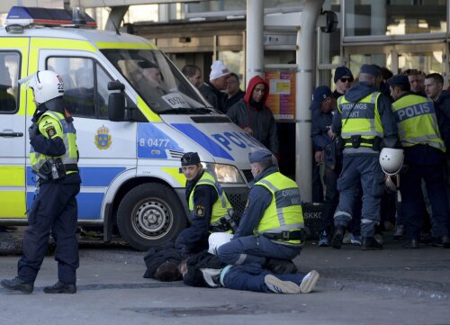 Doi fani arestaţi de poliţie la Helsingborg // Foto: Reuters