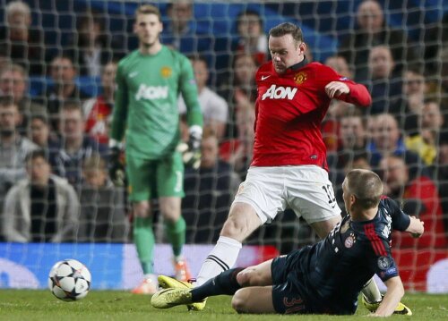 Schweinsteiger îi suflă lui Rooney balonul, acesta cade teatral și obține eliminarea neamțului // Foto: Reuters