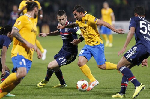 Tevez (la minge, talonat de Gonalons), bombardierul Seriei A, a alergat în van după gol, ieșind accidentat // Foto: Reuters