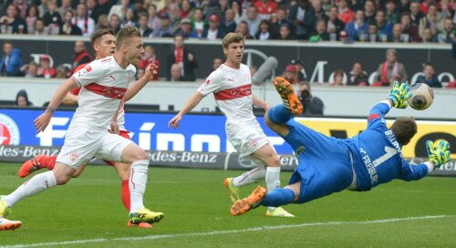Maxim, stînga, deschide scorul pentru VfB cu Freiburg (2-0). Va da și pasa decisivă la golul doi