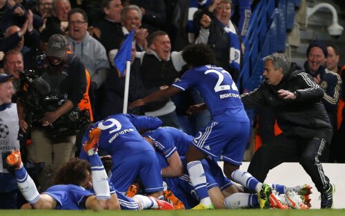 Mourinho (dreapta) se repede spre albaştri, dar primul gînd era să le dea ultimele sfaturi: cum să joace minutele de final // Foto: Reuters