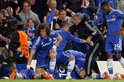 Mourinho (dreapta) îl îmbrăţişează pe Torres şi îi dă ultimele sfaturi. În spate, aşteaptă Eto'o