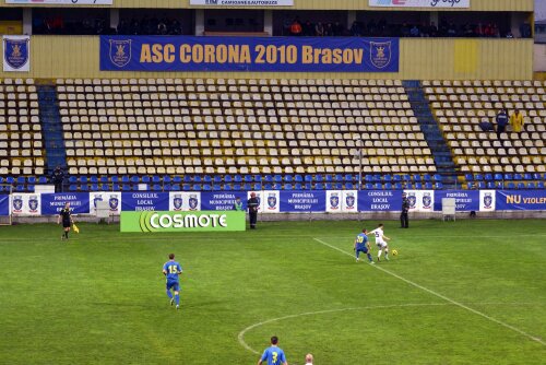 Imaginea zilei în fotbalul românesc: doar doi spectatori s-au încumetat să stea în ploaie să vadă meciul dintre Corona şi Timişoara // Foto: Bogdan Bălaş
