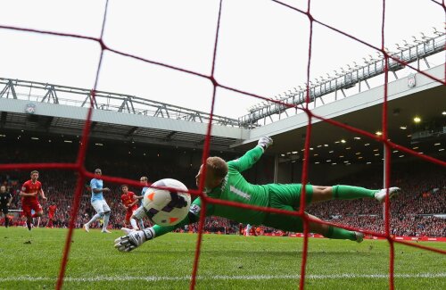 Hart n-are nici o șansă la șutul plasat al lui Coutinho și va fi 3-2 pentru Liverpool // Foto: Gulliver/GettyImages
