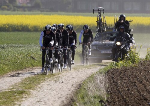 Cicliștii sînt nevoiți să treacă de 50 de kilometri de pavate pentru a cîștiga cursa, foto: reuters