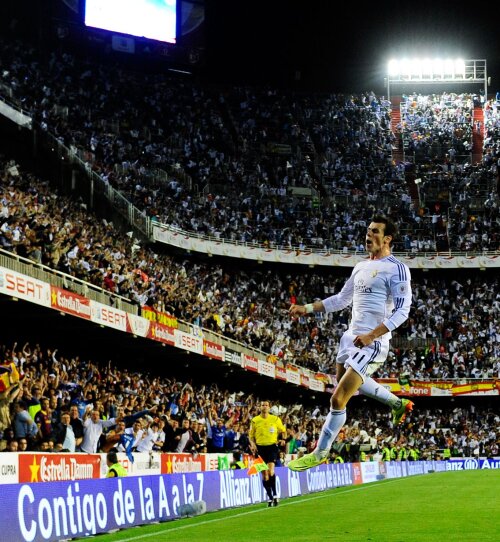 Bale e în aer, fanii Madridului sînt în aer. Toţi sărbătoresc victoria în faţa Barcelonei // Foto: MediafaxFoto/AFP