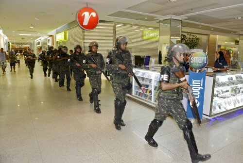 Soldaţi în malluri la Salvador // Foto: Reuters