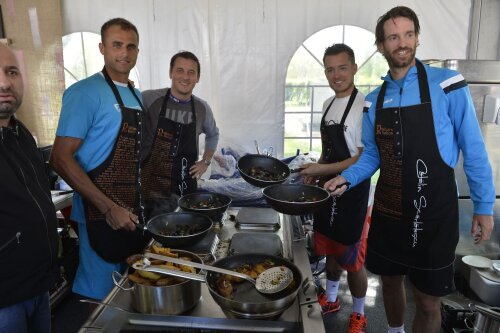 Marius Copil, Andrei Pavel, Christopher Kas şi Martin Emmrich au luat tigăile pe post de rachete şi au dovedit că se pricep şi la gătit // Foto: Raed Krishan