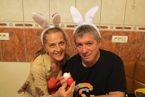 Alături de soţie, Geta, sărbătorind Paştele, imediat după victoria cu Chiajna, 3-1 // Foto: Facebook