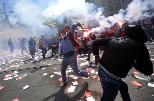 Alături de rivalii de la Fener, fanii Galatei au mutat infernul pe străzile din Istanbul // Foto: AFP