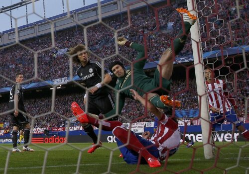 David Luiz (în negru) îl vede pe Cech zburînd necontrolat și aterizînd pe umăr.