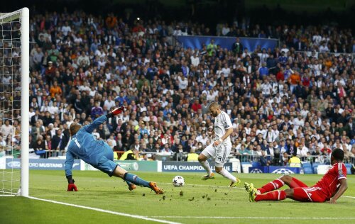 Neuer plonjează ştiind că nu mai are nici o şansă. Benzema nu putea rata cu trei sferturi de poartă goală în faţă // Foto: Reuters