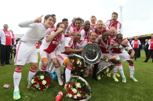 Frank de Boer (cu trofeul) şi jucătorii săi campioni // Foto: IntactImages/EPA