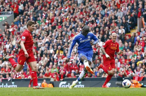 Demba Ba, dreapta, înscrie sub privirile unui Gerrard disperat. 0-1 pe Anfield // Foto: Reuters