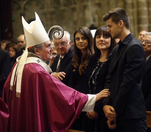 Adria (dreapta), băiatul lui Tito,
alături de mama sa Montse și sora
Carlota, e consolat de arhiepiscopul
Barcelonei, Lluis Martinez Sistach Foto: Reuters