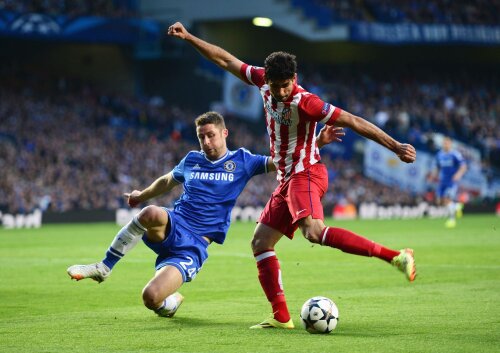 Atletico în atac, Chelsea chinuindu-se să respingă. Cahill reuşeşte să-l blocheze aici pe Diego Costa, dar nu poate împiedica înfrîngerea şi eliminarea // Foto: Guliver/GettyImages