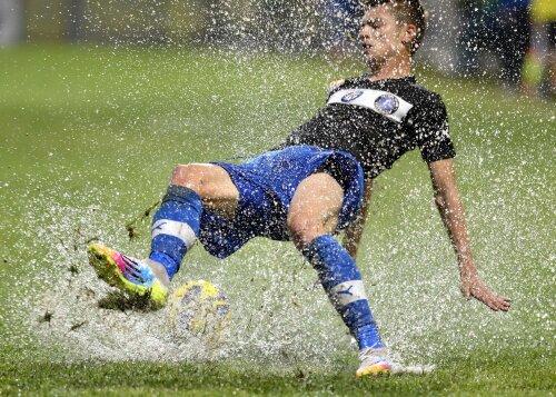 Meciul s-a jucat pe un teren impracticabil