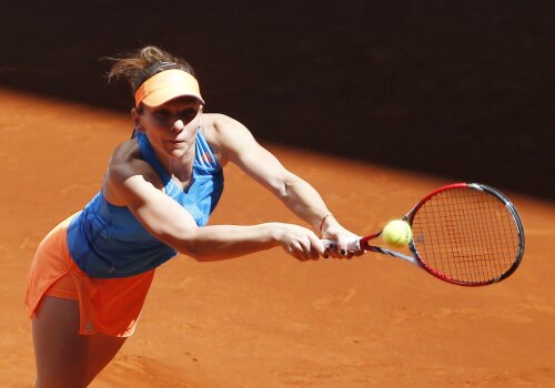 Simona Halep returnează un serviciu al sîrboaicei Ana Ivanovici, foto: reuters