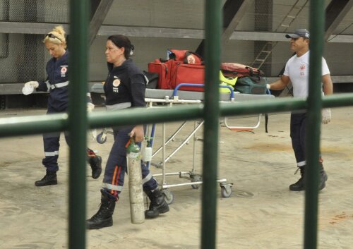 Paramedicii au încercat în van timp de 40 de minute să-l resusciteze pe muncitorul curentat // Foto: Reuters