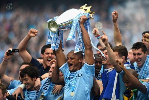 Kompany ridică trofeul în uralele tribunelor. 