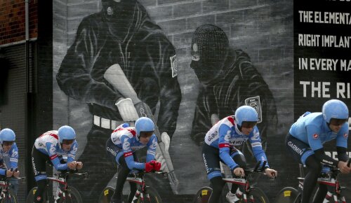 Turul Italiei în Belfast. Pe fundal, graffiti desenat de unioniști, foto: reuters