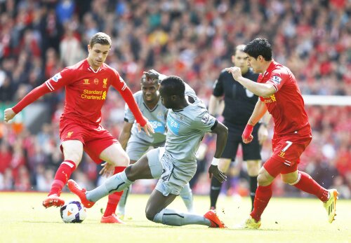 Jordan Henderson în luptă cu un jucător de la Newcastle, foto: reuters