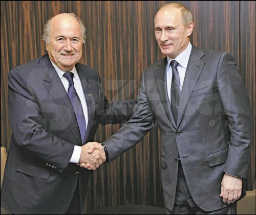 Sepp Blatter (stînga) nu dorește să-l supere pe atotputernicul lider rus Vladimir Putin, amestecînd politicul în fotbal // Foto: Reuters