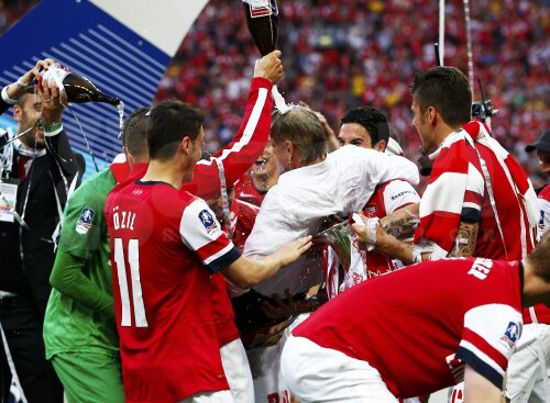 Arsene Wenger, înconjurat de jucători, foto: reuters
