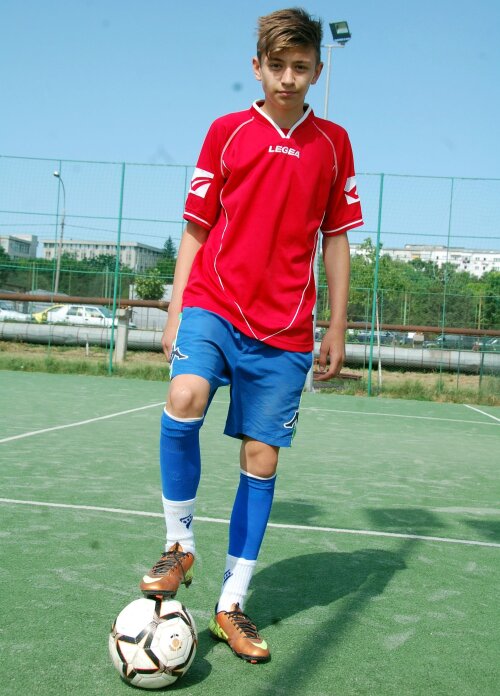 Rareș Lazăr e născut în Vaslui pe 28 martie 1999 și s-a antrenat de mai multe ori cu formația de seniori, chiar și cînd vedetele nu părăsiseră clubul moldav