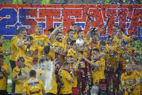 Momentul culminant aseară: Pintilii ridică trofeul de campioni, toți steliștii sînt în delir // Foto: Alex Nicodim