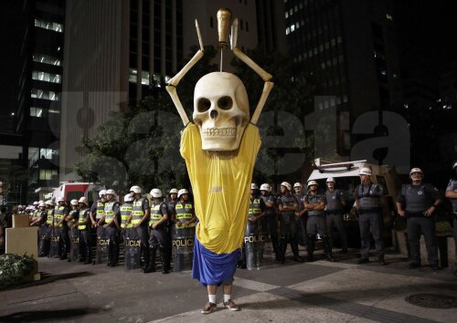 Şi de el se tem jucătorii brazilieni. De acest protestatar cu cap de schelet îmbrăcat în echipamentul Selecao // Foto: Reuters