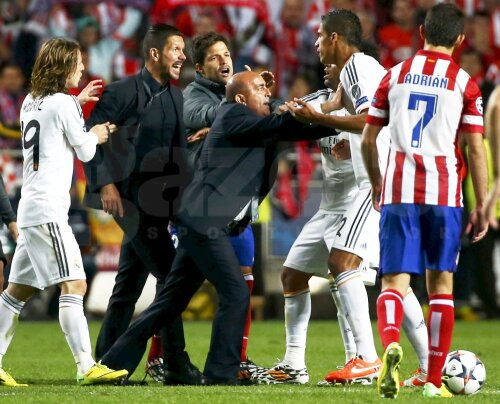 Diego Simeone în drum spre Rafael Varane, foto: reuters