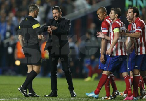 Simeone ar fi vrut ca prelungirile dictate de Kuipers să fie mai scurte. Clepsidra a ținut cu Ancelotti // Foto: Reuters