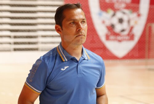 Claudiu Şomfălean a jucat la ASA Tg Mureş, Gaz Metan Mediaş şi Inter Sibiu în primele două ligi