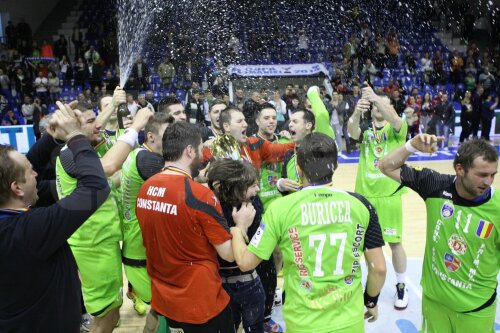 Să curgă şampania! Constănţenii sărbătoresc un sezon excelent în care au realizat eventul şi au ajuns în Final Four-ul Cupei EHF