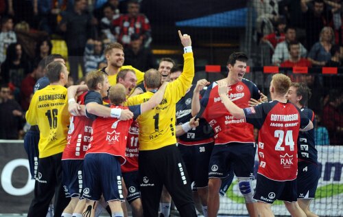 Handbaliştii de la Flensurg celebrează victoria senzaţională în faţa Barcei // Foto: MediafaxFoto