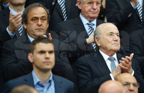 Platini şi Blatter stau umăr la umăr, dar privesc în altă parte // Foto: Guliver/GettyImages