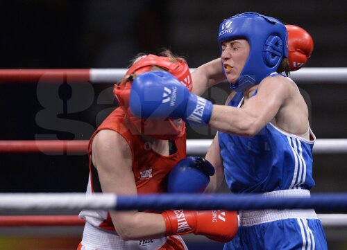 Simona Sitar (în albastru) are o misiune extrem de grea în semifinale în faţa englezoaicei Jones // Foto: Cristi Preda