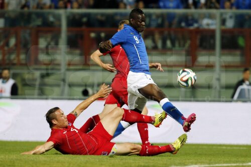 Printre semnele bune, Balotelli s-a înțeles bine după pauză cu Cassano, cînd Italia a jucat cu două vîrfuri