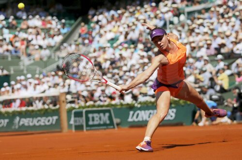 Simona Halep returnează un serviciu al Mariei Șarapova, foto: reuters