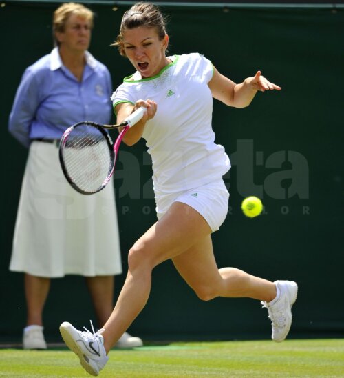 Simona Halep trece pe iarbă. Anul trecut a pierdut în turul 2 la Wimbledon, învinsă fiind de chinezoaica Na Li