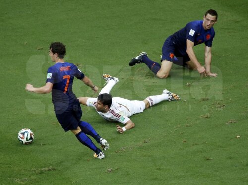 Ramos și Alba nu s-au putut ține după sprinturile lui Robben, care s-a distrat cu spaniolii // Foto: Reuters